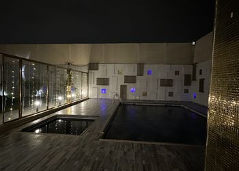 شاليه بجلسة خارجية ومسطح اخضر