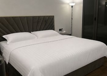 استديو بأثاث مريح وبسيط 