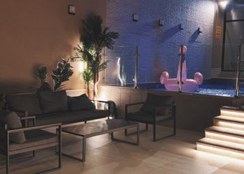 شاليه بجلسة تطل على مسبح خارجي 