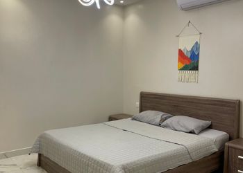 شاليه بمسبح خارجي ومسطح اخضر