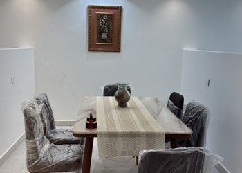 شاليه بصالة انيقة ومسبح داخلي