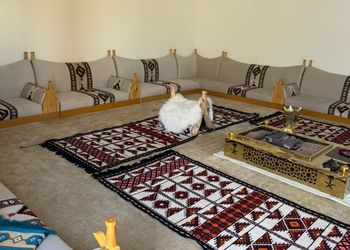 شاليه بجلسة مطلة على مسبح 