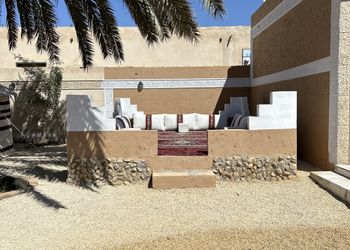 استراحة بمسبح خارجي وجلسة خارجية