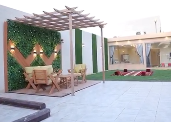 شاليه بجلسة خارجية ومسطح اخضر