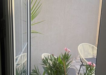 استديو بأثاث مريح وبسيط 