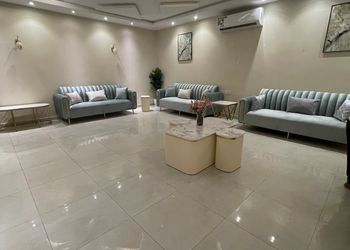 شاليه بجلسة مطلة على المسبح