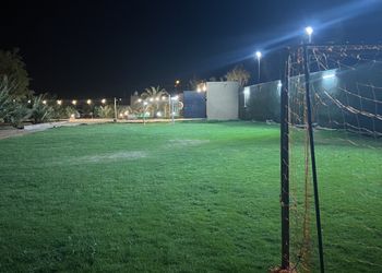 مزرعة بمسطح اخضر وجلسة خارجية 