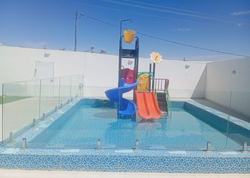 شاليه بمسطح اخضر وجلسة خارجية