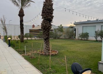استراحة بمسطح اخضر ومجالس