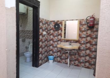 شاليه بمسطح اخضر وجلسة خارجية 