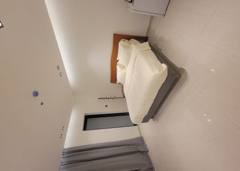 استديو هادئ بسرير وطاولة طعام