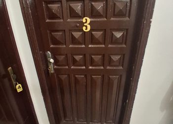 استديو بأسرة مفردة وأثاث مريح