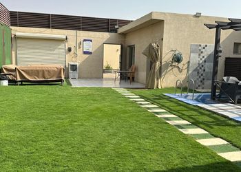 شاليه بمسبح ومسطح اخضر