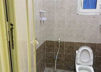 غرفة بسرير ماستر