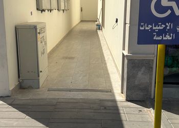 شقة بصالة أنيقة ودخول ذاتي