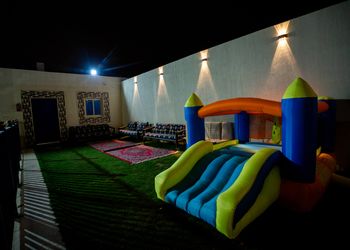 شاليه بجلسة خارجية ومسبح 