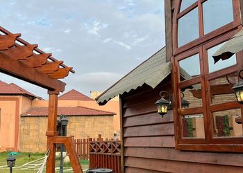 كوخ بمسطح اخضر وجلسة خارجية 