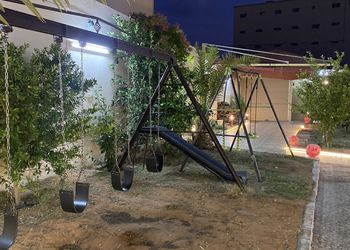 استراحة بجلسة خارجية وألعاب اطفال