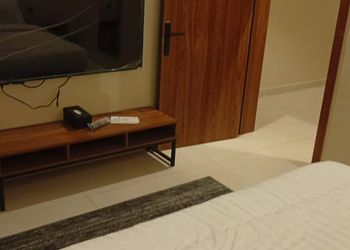 استديو بأثاث مريح وبسيط 