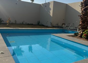 شاليه بمسطح اخضر ومسبح