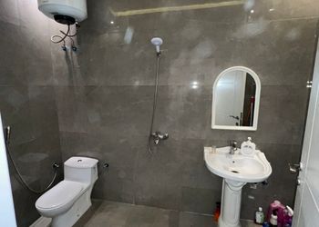 غرفة بسرير ماستر