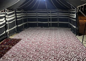 مخيم بجلسة خارجية وأجواء ممتعة