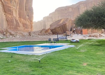 كرفان بإطلالة برية ومسبح خارجي