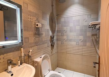 غرفة نوم بسرير ماستر ودخول ذاتي