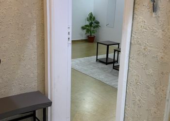 شقة بغرفة معيشة وغرفتين نوم 