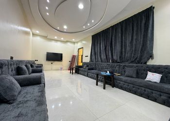 شاليه بصالة مطلة على المسبح 