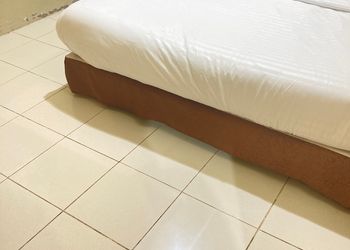 شقة بصالة جلوس وغرفتين نوم 