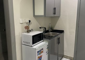 استديو بأثاث مريح وبسيط 