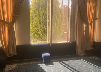 استراحة بمسطح اخضر ومجلس
