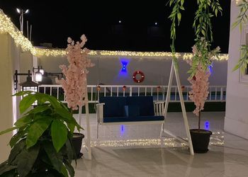 شاليه بجلسة خارجية مطلة على مسبح