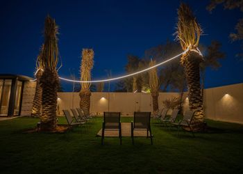 شاليه بمسطح اخضر وجلسة خارجية