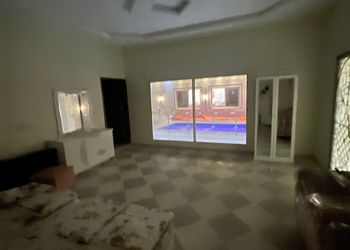 شالية واسع بمجلس ومسبح خارجي