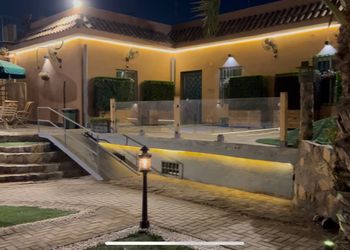 شاليه بمسبح خارجي ومسطحات خضراء