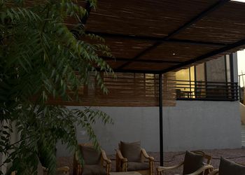 شاليه بصالة مطلة على المسبح 