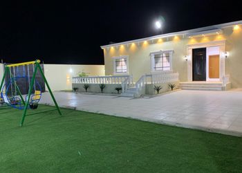 شاليه بصالة جلوس ومسبح داخلي