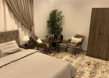 استديو بسرير ماستر وأثاث مريح 