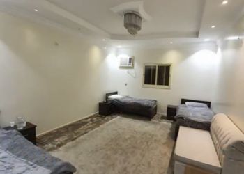 شقة واسعة بصالة وثلاث غرف نوم 