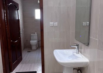 استديو بأثاث مريح وبسيط