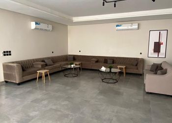 شاليه بمسبح ومسطح اخضر 