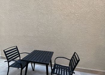 شقة بصالة انيقة وفناء خارجي