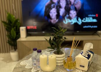 استديو بألوان مريحة وأثاث راقي