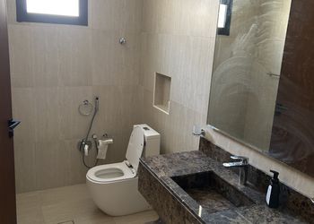 شاليه بجلسة تطل على مسبح خارجي 