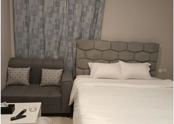 استديو بأثاث مريح وبسيط 