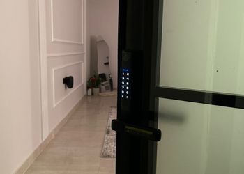 شقة بصالة مريحة وتصميم هادئ 