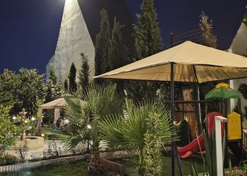 شاليه بمسطح اخضر وجلسة 