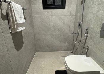 شاليه بمسطح اخضر ومسبح